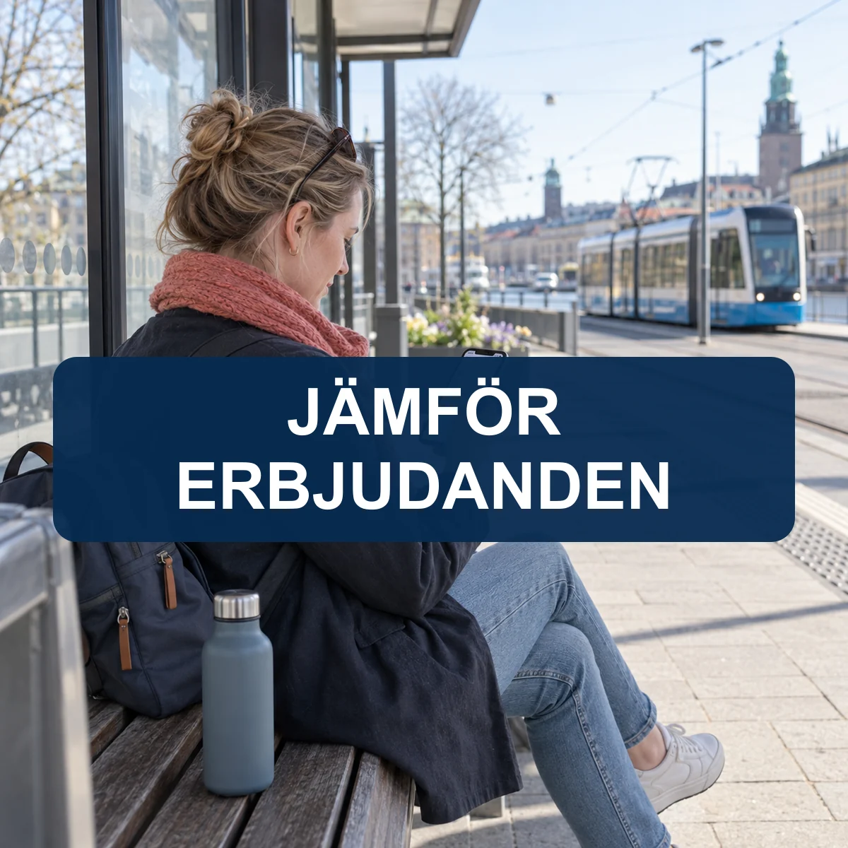 Svensk kvinna jämför låneerbjudanden i mobilen vid en spårvagnshållplats med texten Jämför erbjudanden