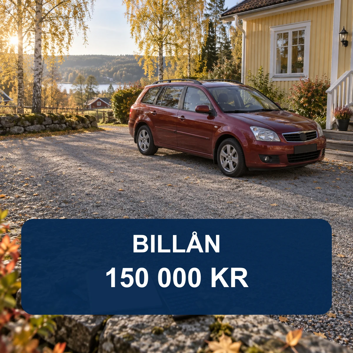 Begagnad röd kombi på svensk grusuppfart med bilnyckel och kalkylator samt texten Billån 150 000 kr