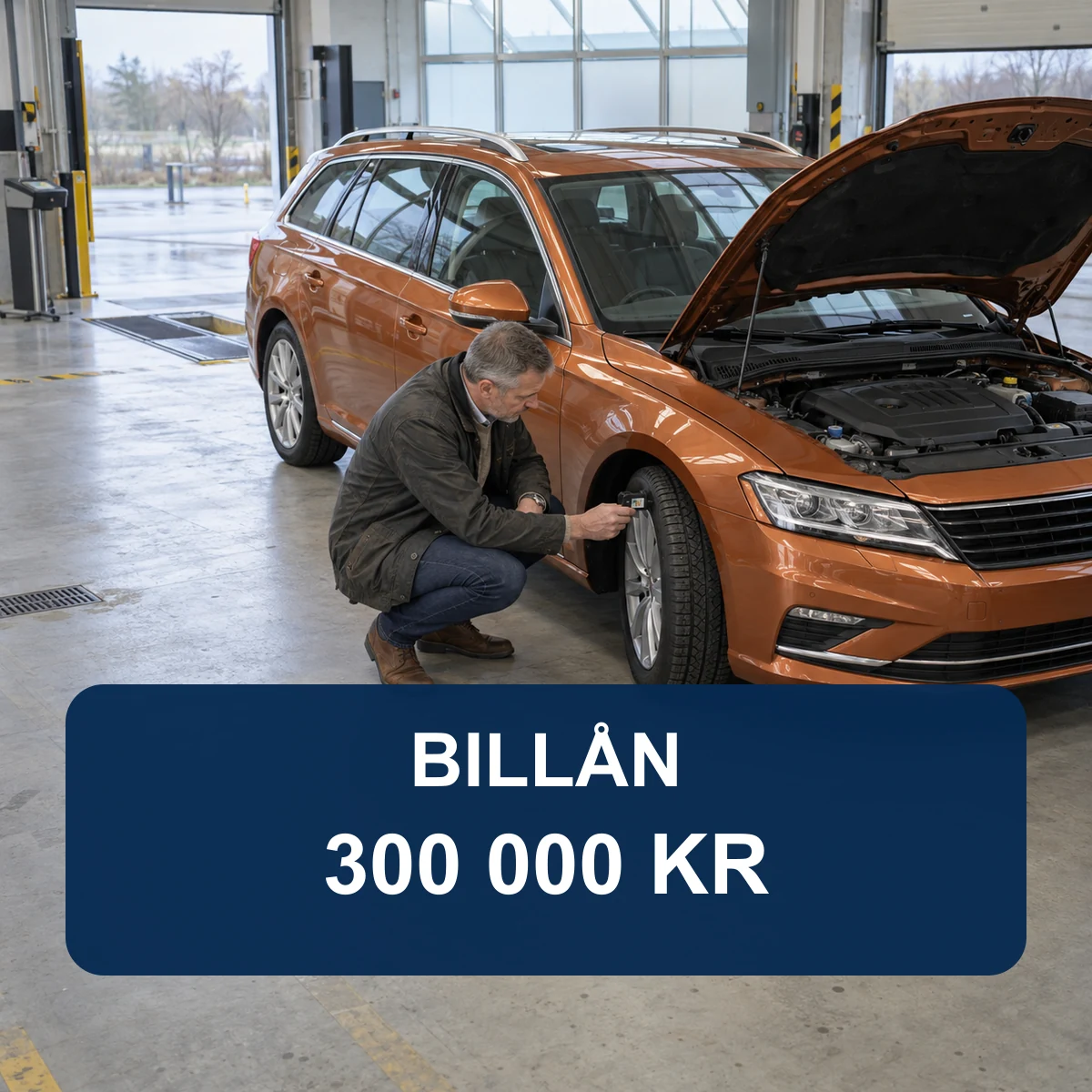 Svensk man som kontrollerar däcket på en kopparfärgad begagnad kombi i en ljus besiktningshall med texten Billån 300 000 kr