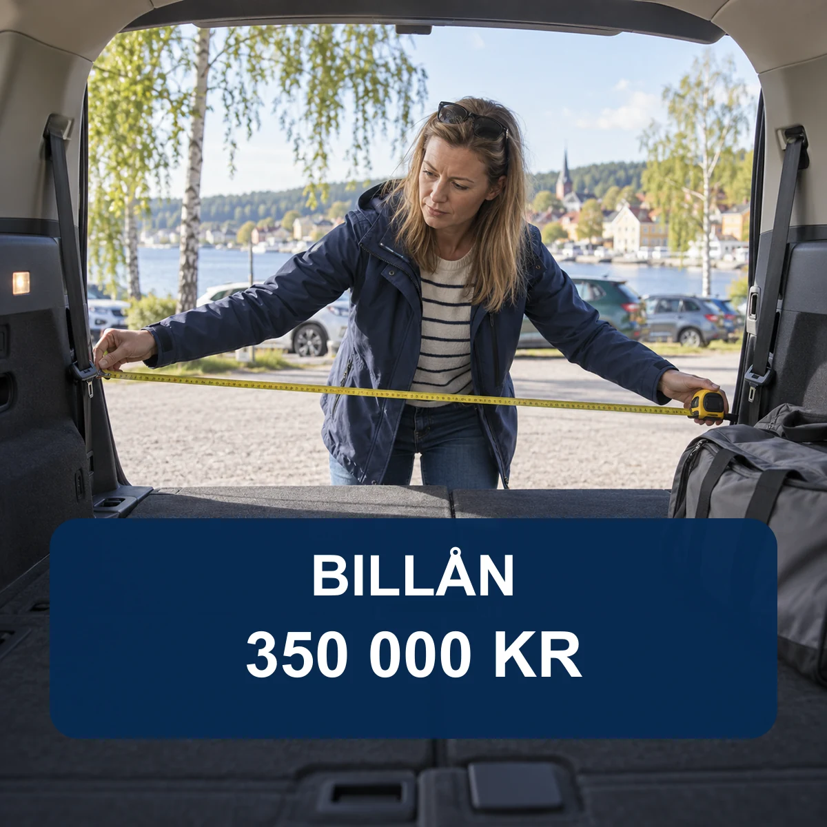 Svensk kvinna som mäter lastutrymmet i en sjusitsig familjebil vid en svensk sjöstad med texten Billån 350 000 kr