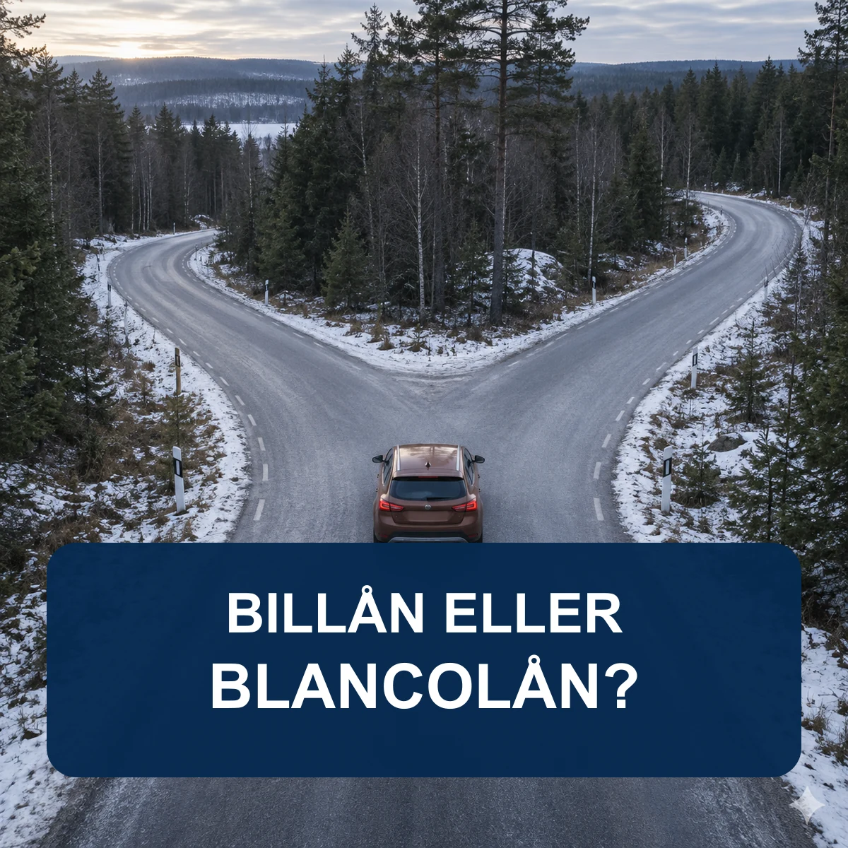 En bil står vid ett vinterklätt vägskäl i svensk skog med texten Billån eller blancolån?