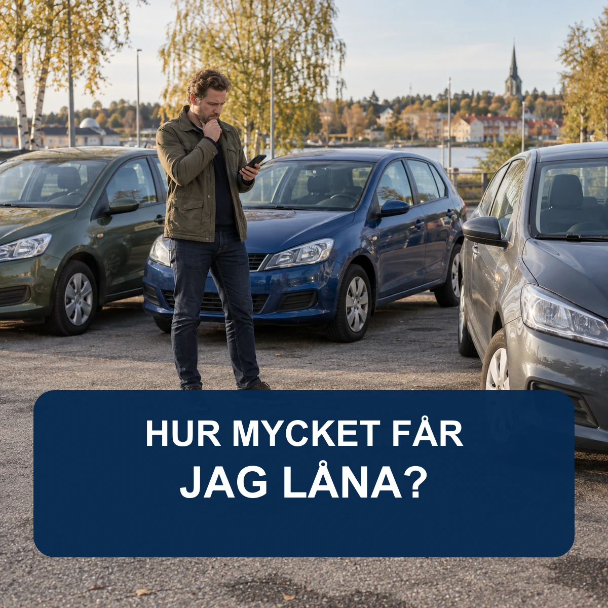 En man jämför tre begagnade bilar utomhus och räknar på sin mobil med texten Hur mycket får jag låna?
