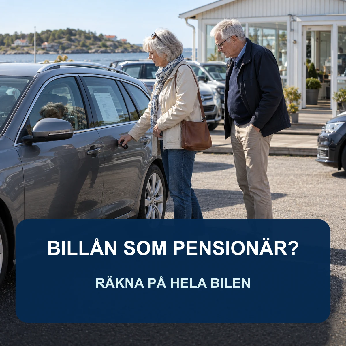 Pensionerat svenskt par som granskar en begagnad kombibil vid en bilhandel med texten Billån som pensionär – räkna på hela bilen
