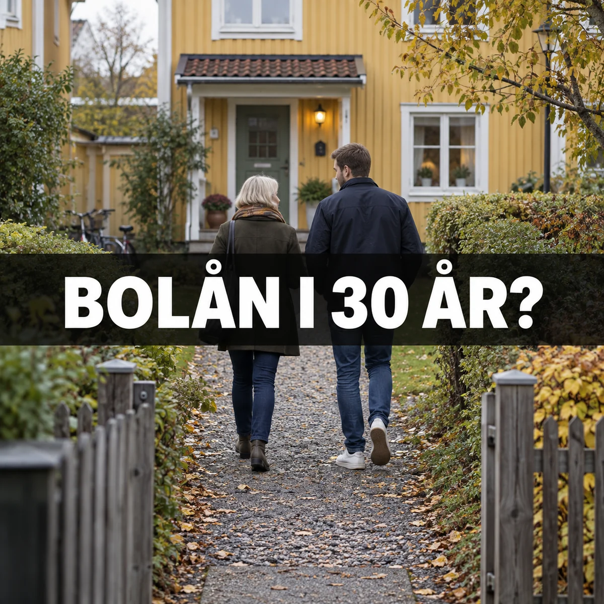 En äldre kvinna och en yngre man går mot ett svenskt trähus med bildtexten Bolån i 30 år?