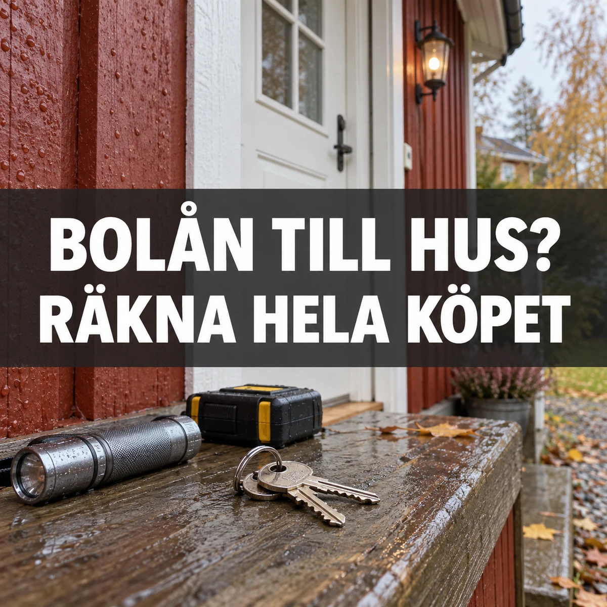 Husnycklar, ficklampa och ett mätverktyg på en regnvåt farstukvist vid en röd svensk villa, med texten Bolån till hus? Räkna hela köpet