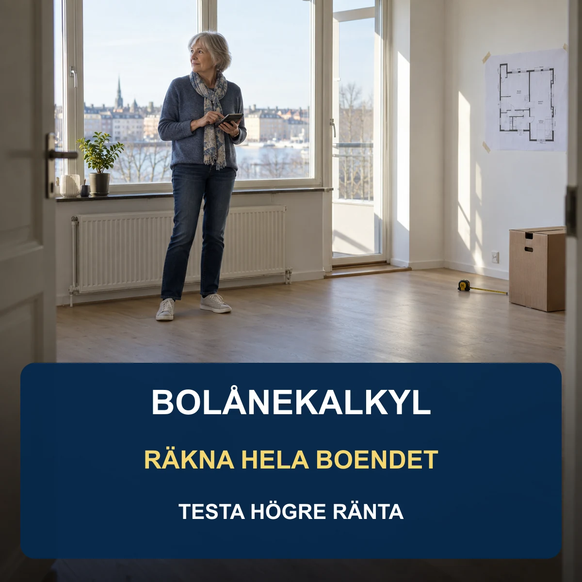 Äldre svensk kvinna räknar på ett bostadsköp i en tom lägenhet med texten Bolånekalkyl – räkna hela boendet