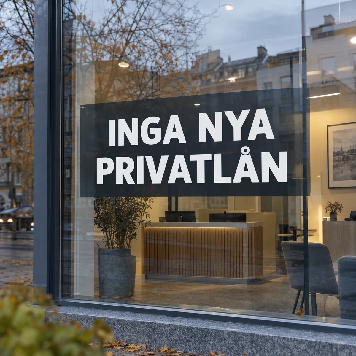 Tomt svenskt rådgivningskontor bakom ett skyltfönster med texten Inga nya privatlån
