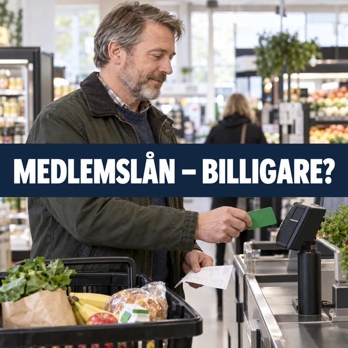 Svensk man i en matbutik håller ett grönt medlemskort vid kassan med texten Medlemslån – billigare?