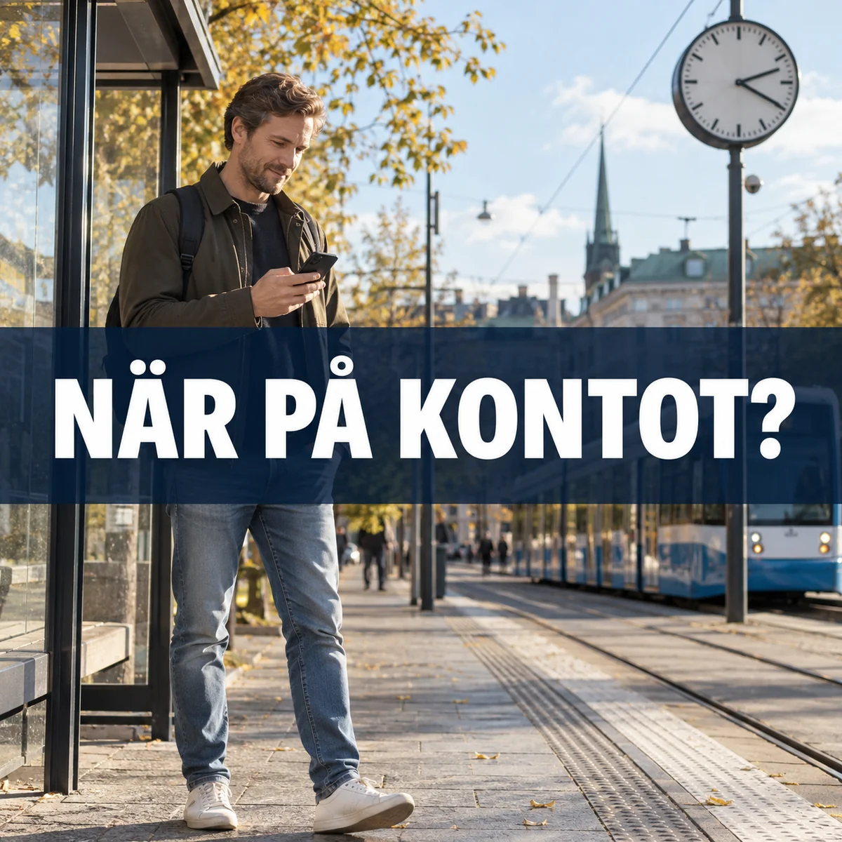 En man vid en svensk spårvagnshållplats kontrollerar mobilen under en klocka med texten När på kontot?