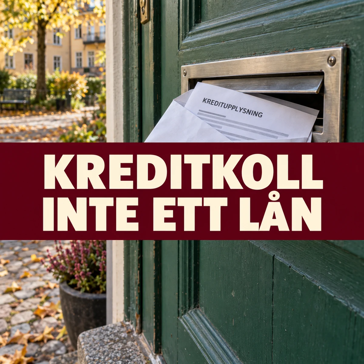 Illustrativ kreditupplysning vid ett brevinkast i en grön svensk port i morgonljus, med texten Kreditkoll – inte ett lån
