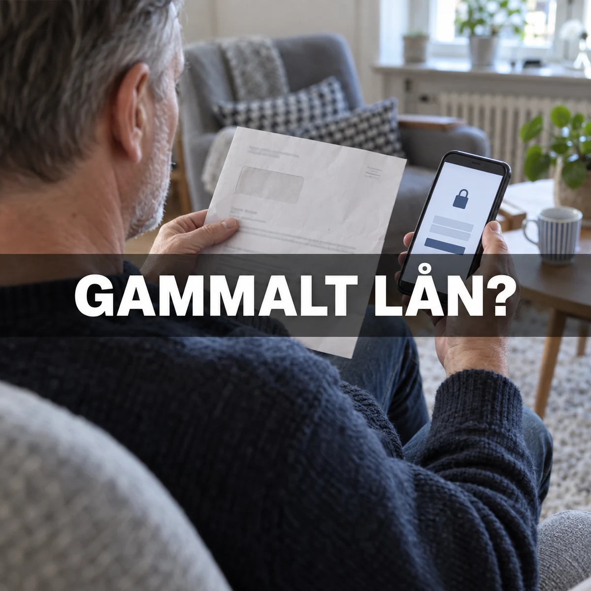 Äldre man i svensk lägenhet jämför ett gammalt lånebrev med en mobil inloggningssida under texten Gammalt lån?