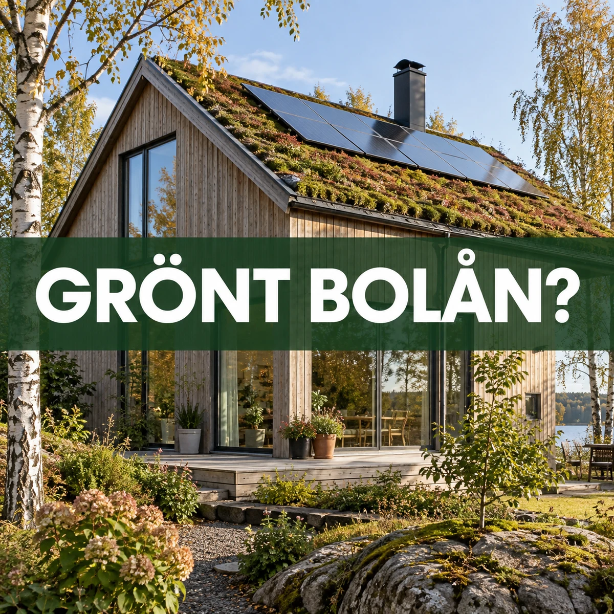 Trähus med sedumtak och solpaneler bland björkar under den tydliga texten Grönt bolån?