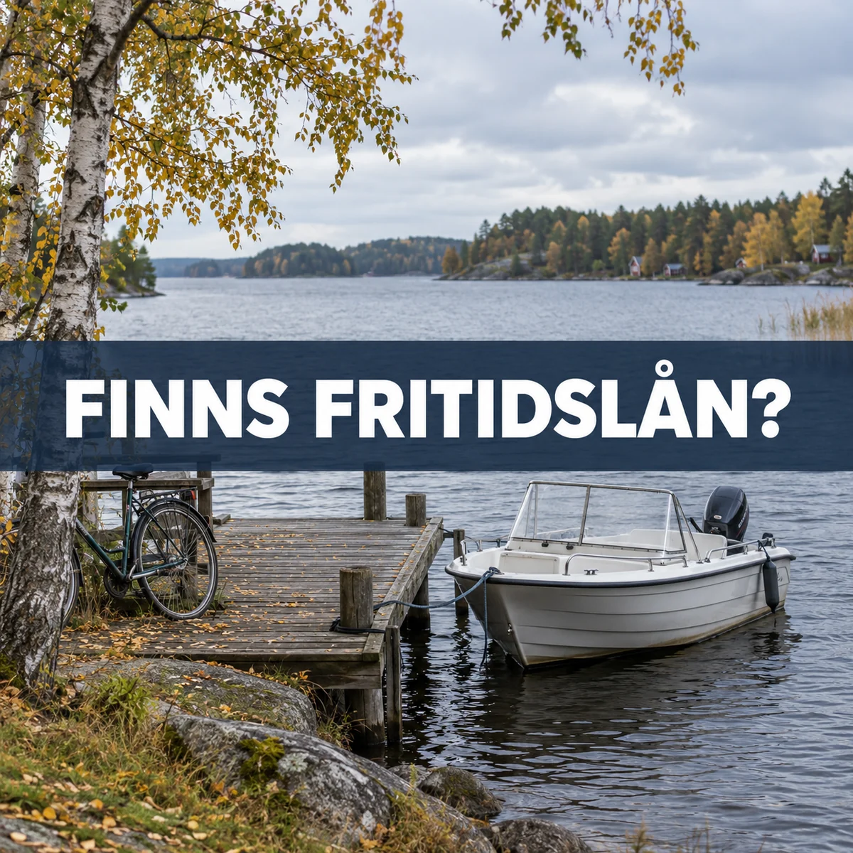 Liten fritidsbåt vid en svensk sjöbrygga under hösten med frågan Finns fritidslån?