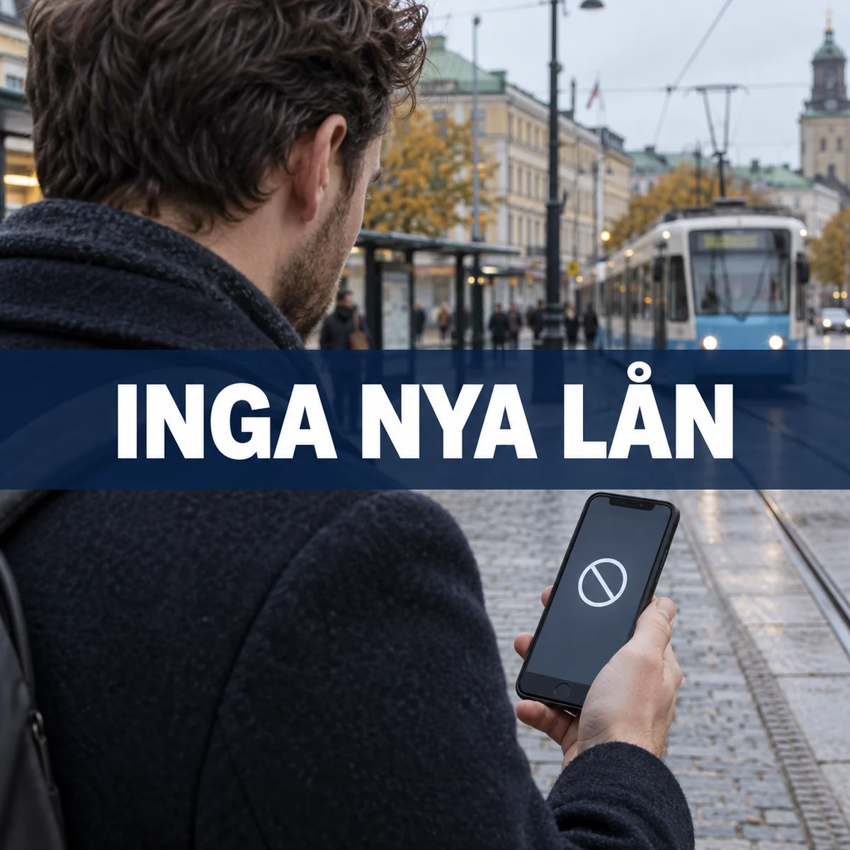 Man vid en spårvagnshållplats i Göteborg ser att nya lån inte erbjuds, med texten Inga nya lån