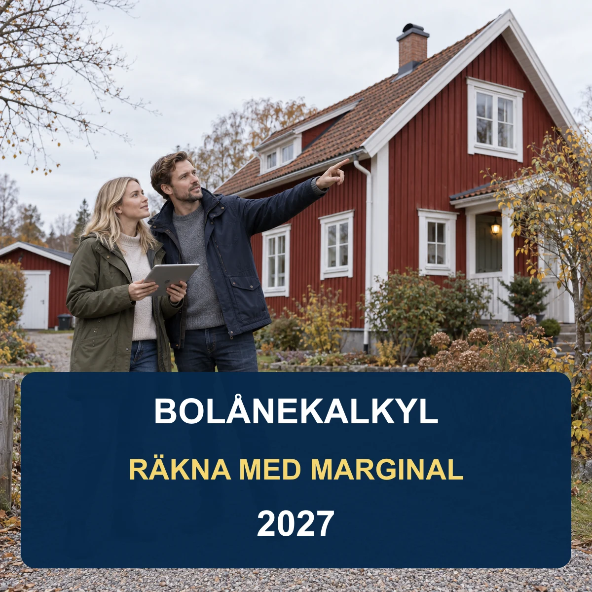Ungt svenskt par utanför ett rött trähus granskar en bolånekalkyl på en surfplatta med texten Bolånekalkyl – räkna med marginal 2027