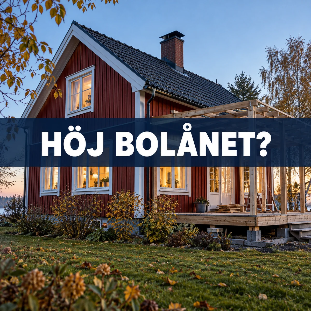 Röd svensk villa med en pågående veranda tillbyggnad i trädgården och texten Höj bolånet?