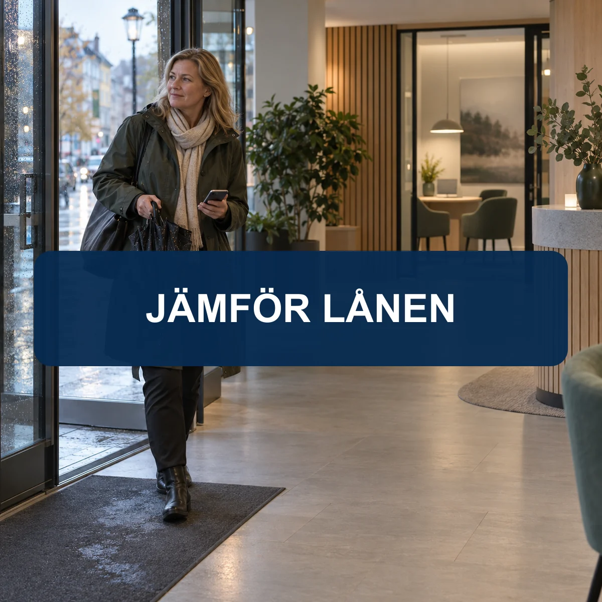 Medelålders kvinna som kommer in i ett svenskt bankkontor en regnig morgon med texten Jämför lånen