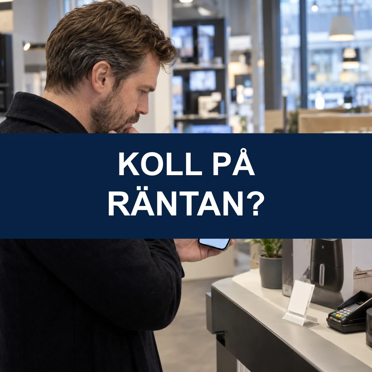 Kund granskar en betalningsplan på mobilen i en elektronikbutik, med texten Koll på räntan?