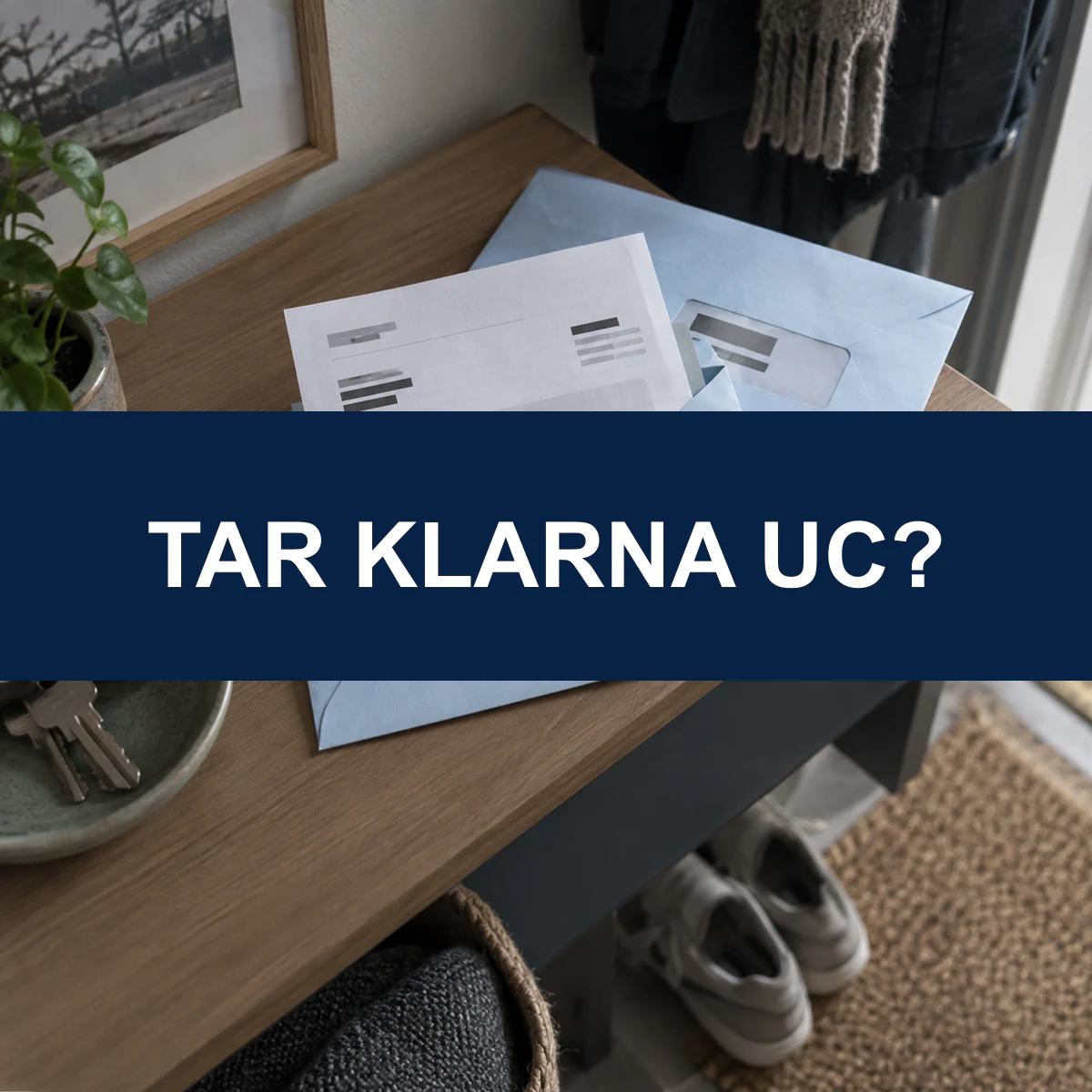 Öppnad kreditupplysningskopia i ett blått kuvert på en hallhylla, med texten Tar Klarna UC?