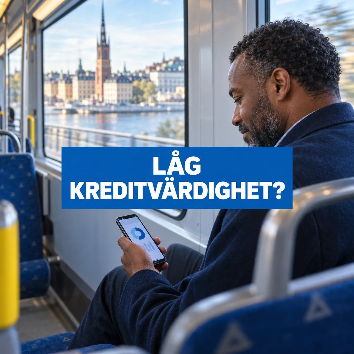 Man som granskar en kreditöversikt i kollektivtrafiken med texten Låg kreditvärdighet?