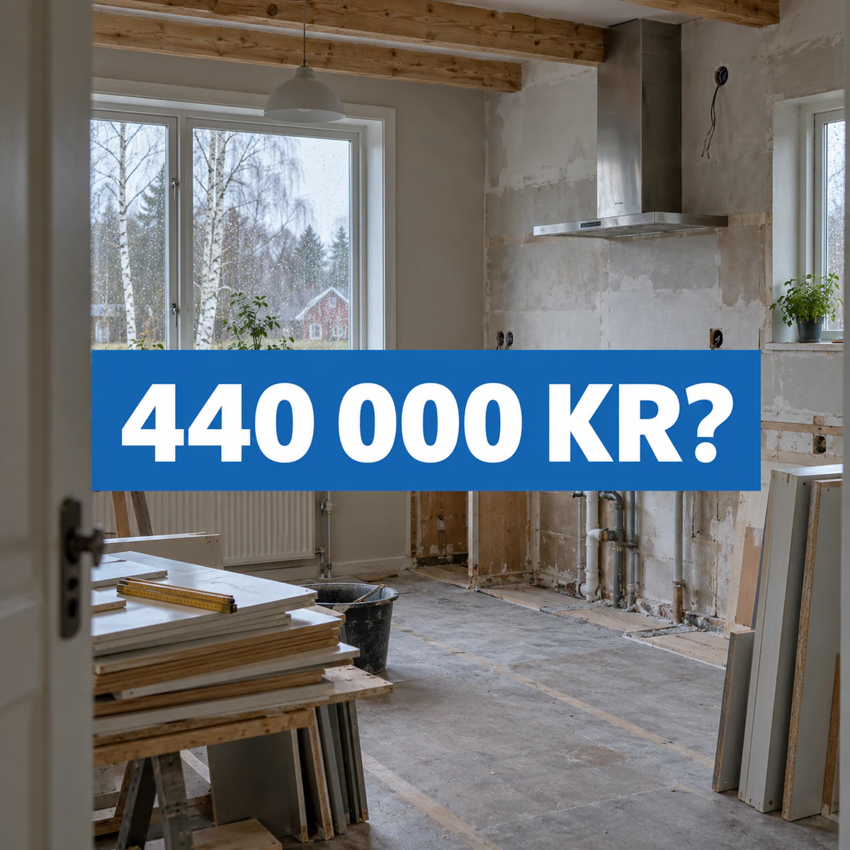 Ett ofärdigt kök i ett svenskt hus med byggmaterial och stor central text 440 000 kr? som illustrerar ett större finansieringsbeslut