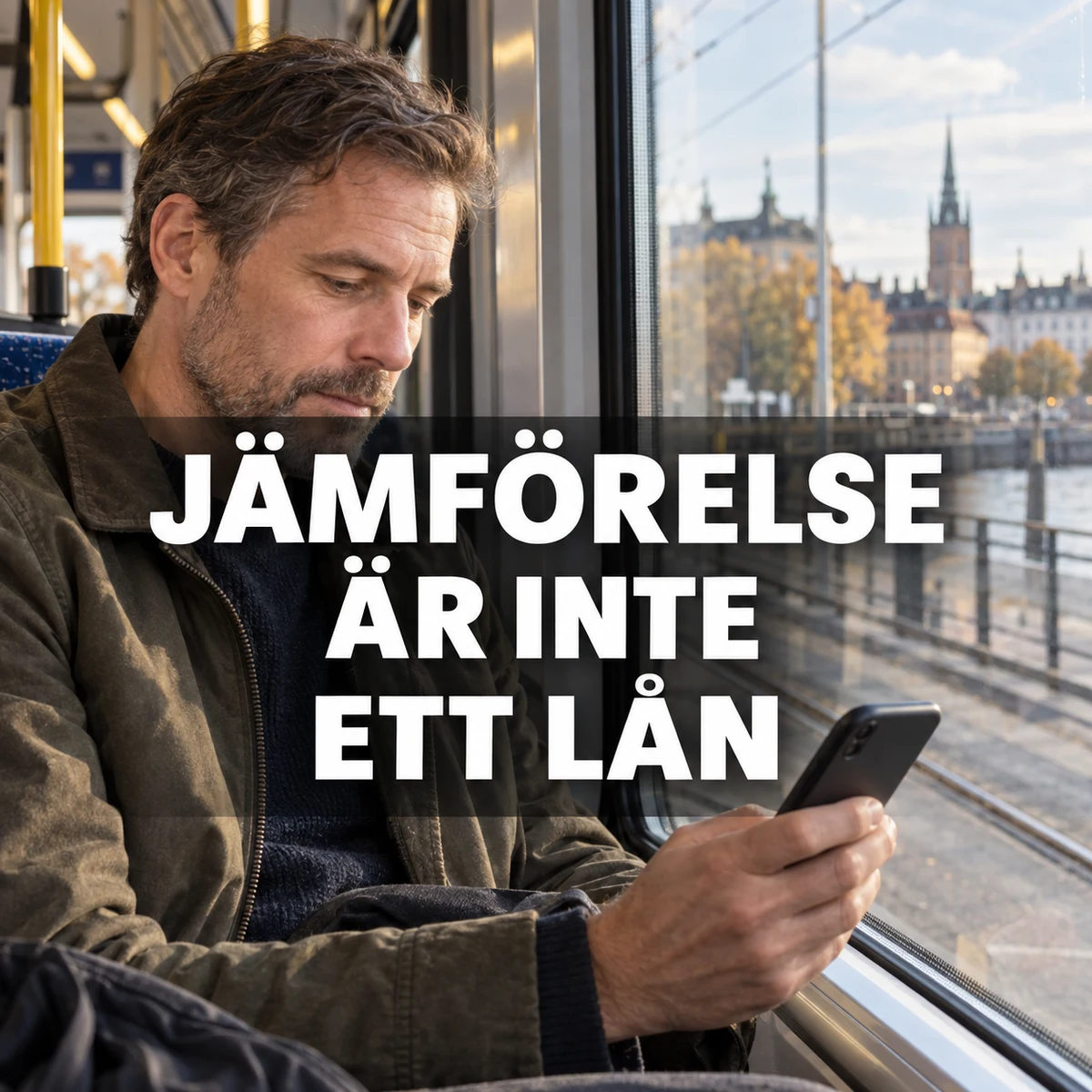Medelålders man som granskar sin mobil vid ett spårvagnsfönster i morgonljus, med den stora texten Jämförelse är inte ett lån