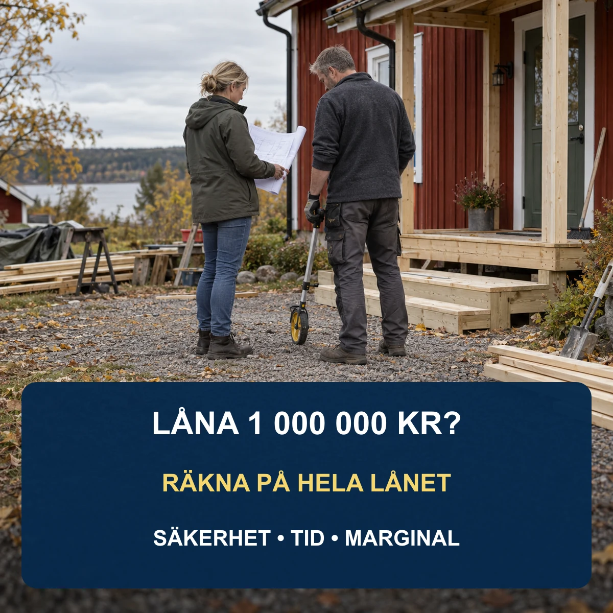 Ett svenskt par mäter vid en renoverad träveranda med ritning och texten Låna 1 000 000 kr? Räkna på hela lånet