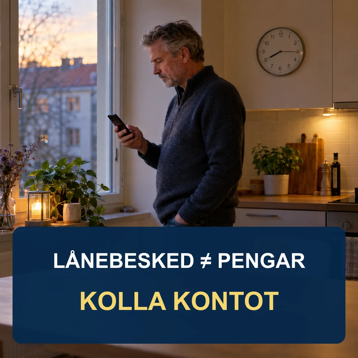 Man vid köksfönster kontrollerar sitt lånesaldo i mobilen bredvid en väggklocka, med texten Lånebesked är inte pengar – kolla kontot