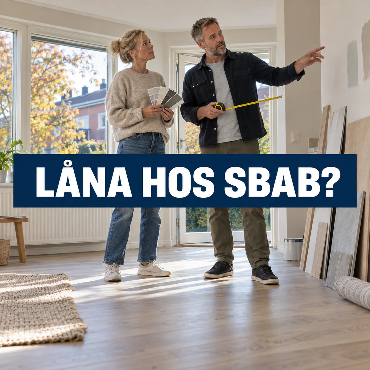Svenskt par i ett ljust radhus med måttband och färgprover samt texten Låna hos SBAB?