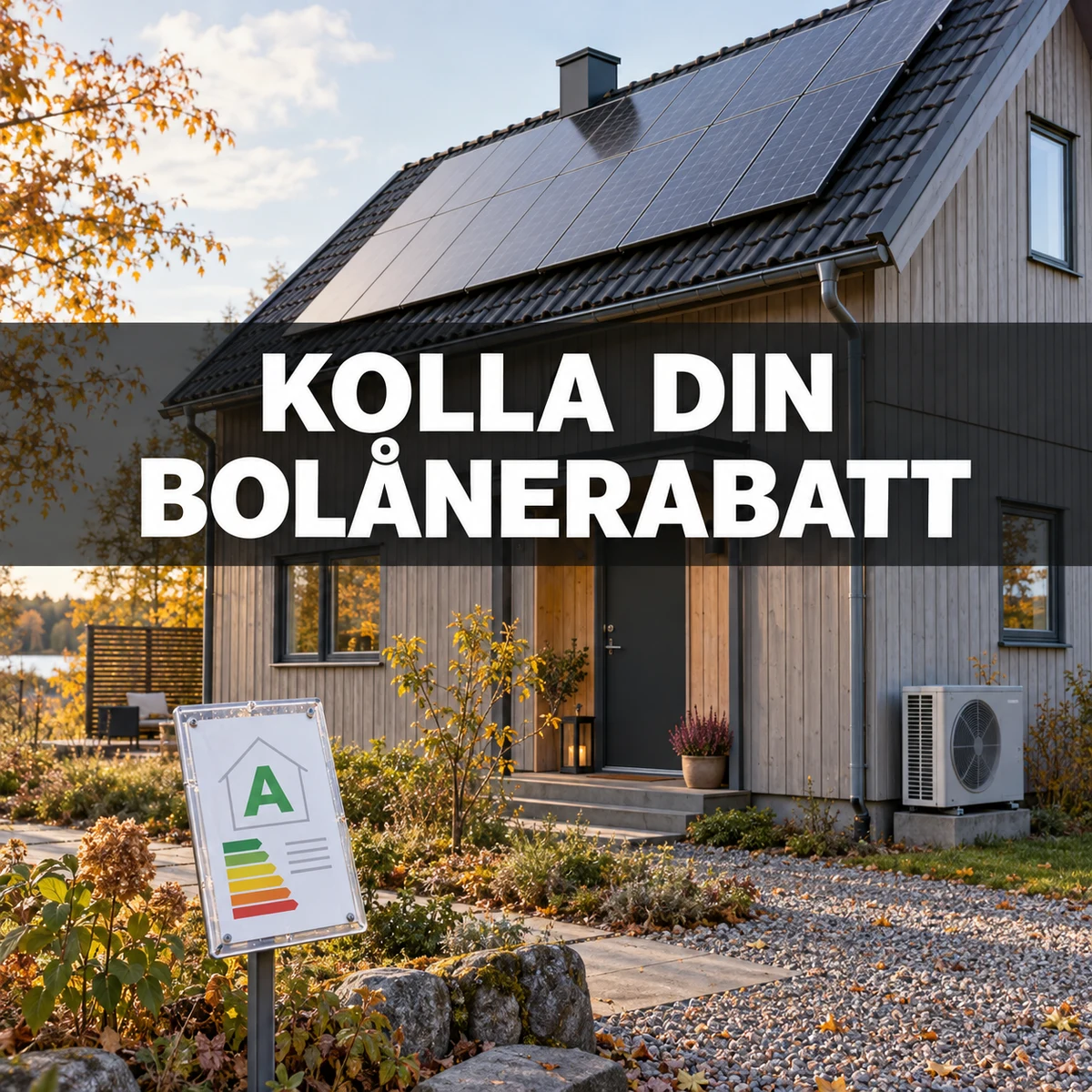 En svensk träklädd villa med solpaneler och värmepump i höstljus, med en illustrativ energiklass A-skylt och texten Kolla din bolånerabatt
