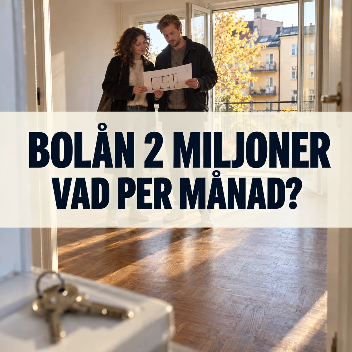 Ett ungt par med en planritning vid balkongdörren under en lägenhetsvisning, med nycklar i förgrunden och texten Bolån 2 miljoner – Vad per månad?