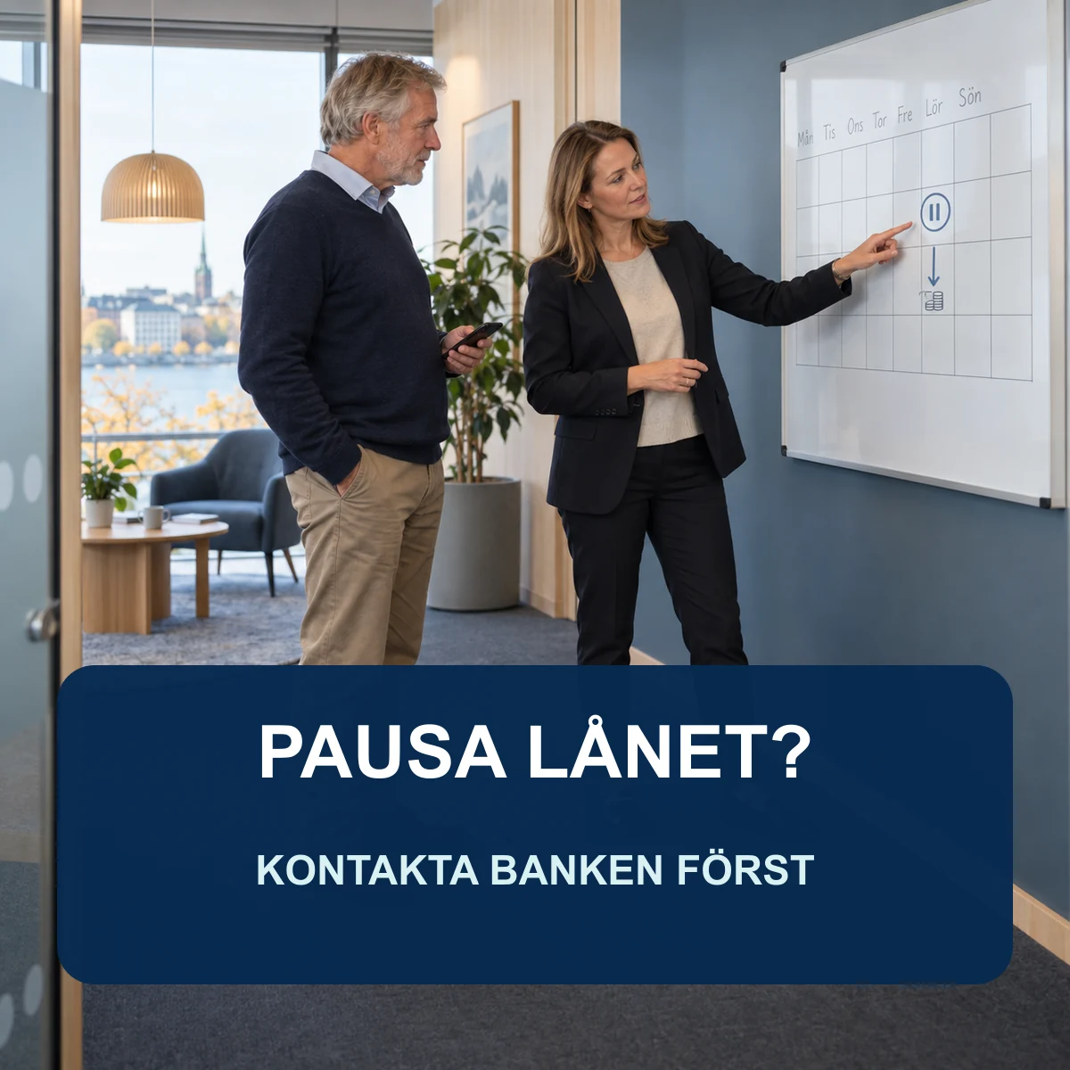 Swedbankkund och bankrådgivare diskuterar en möjlig betalningspaus framför en månadskalender med texten Pausa lånet – kontakta banken först