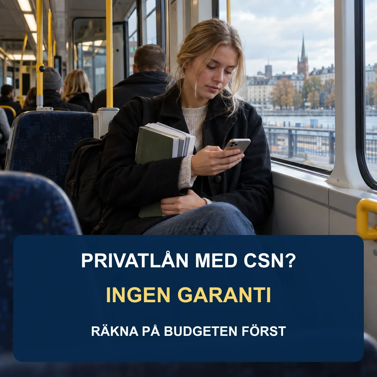 Ung student på svensk spårvagn med kursböcker och mobil funderar över budgeten, med rubriken Privatlån med CSN? Ingen garanti