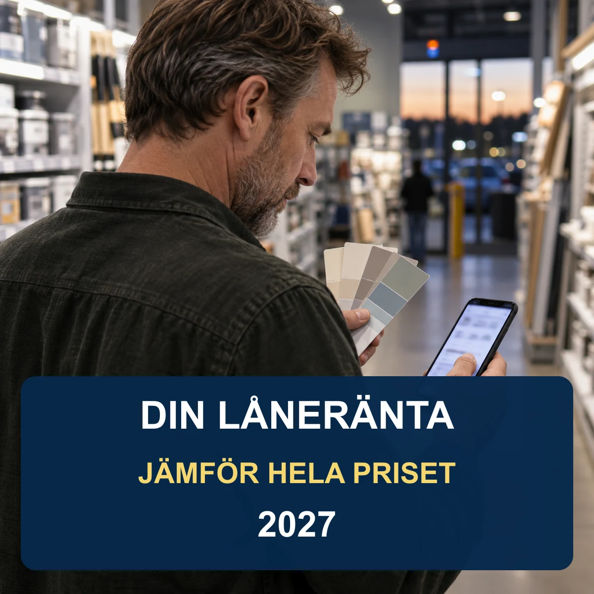 Man i svensk byggvarubutik jämför ett låneerbjudande i mobilen med texten Din låneränta – jämför hela priset 2027