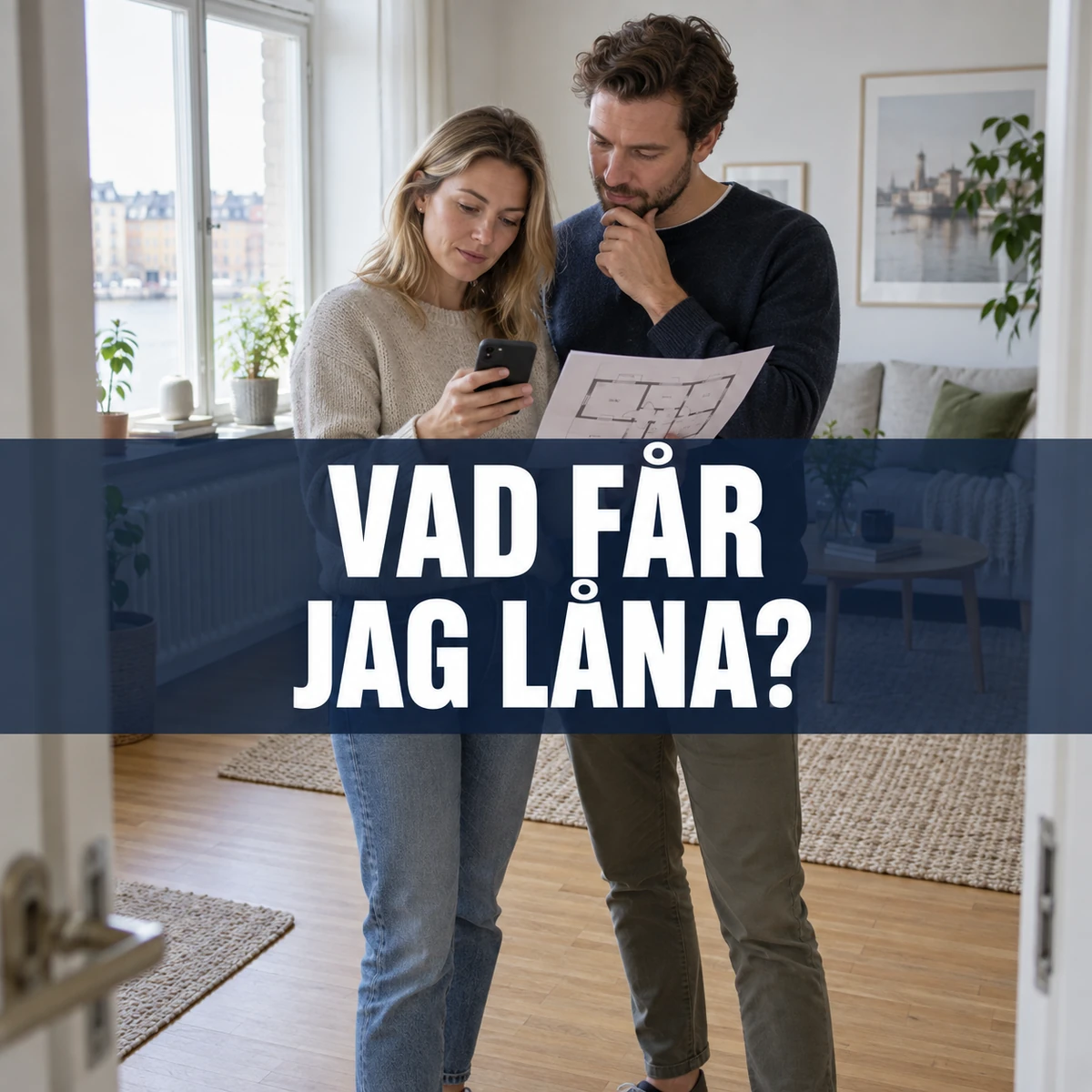 Ett par granskar en mobil och en planritning vid en lägenhetsvisning, med texten Vad får jag låna?